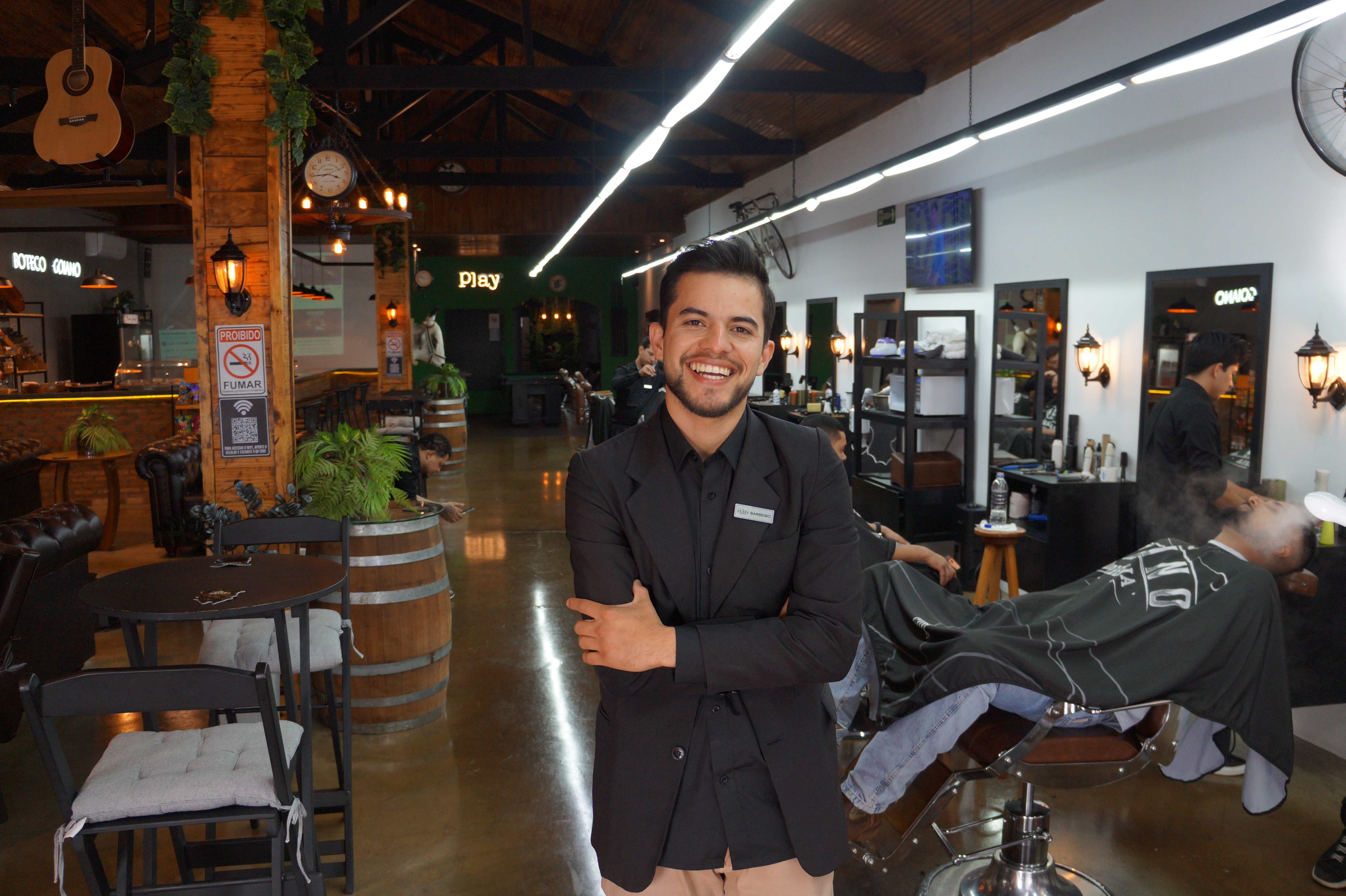 Elias Fernandez em seu ambiente de trabalho
